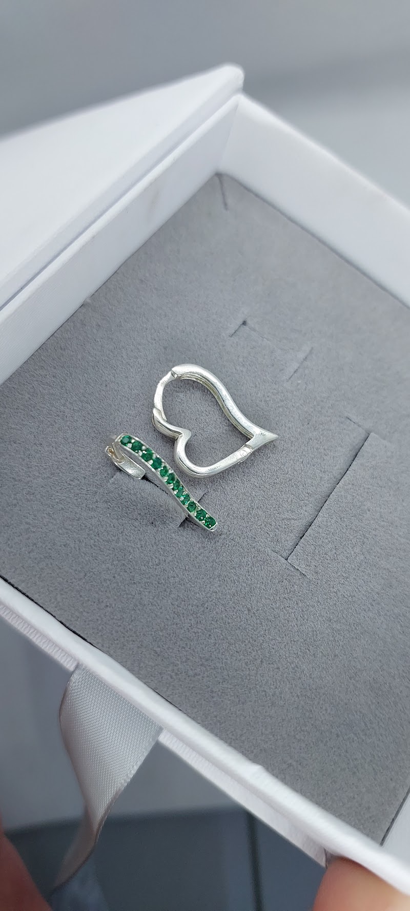 Сережки «Серця з зеленими камінцями» зі срібла 925 — фото 4