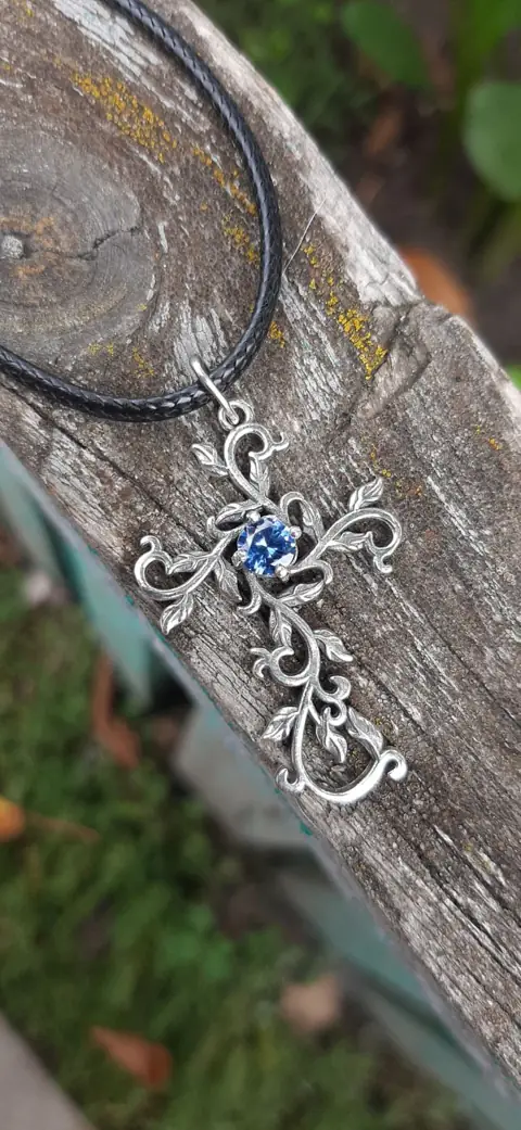 Хрест із каменем