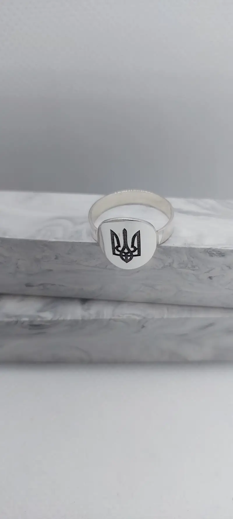 Кільце з тризубом зі срібла 925