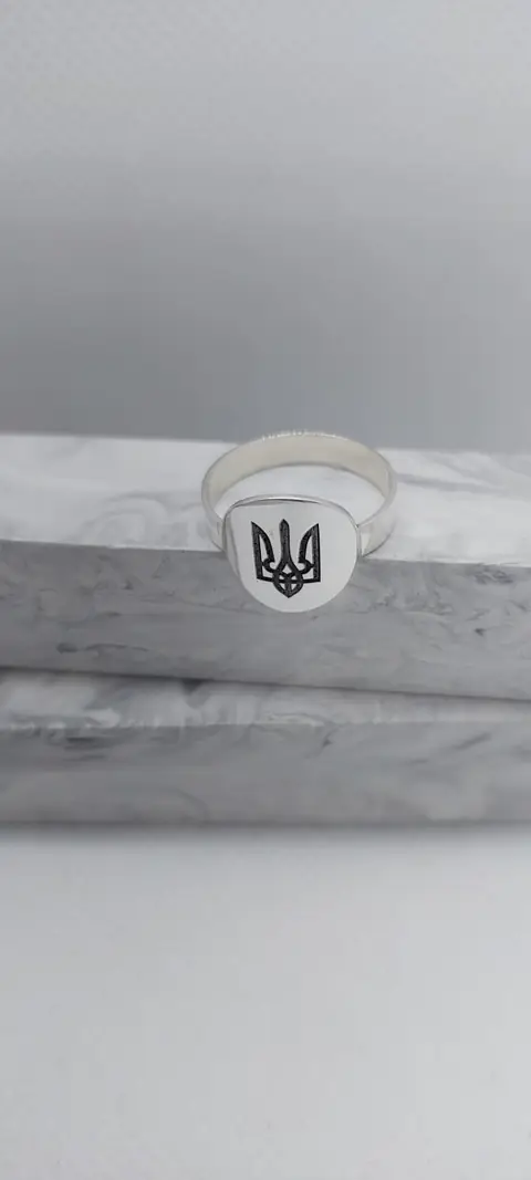 Кільце з тризубом