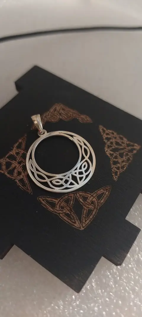 Ажурна Лунниця