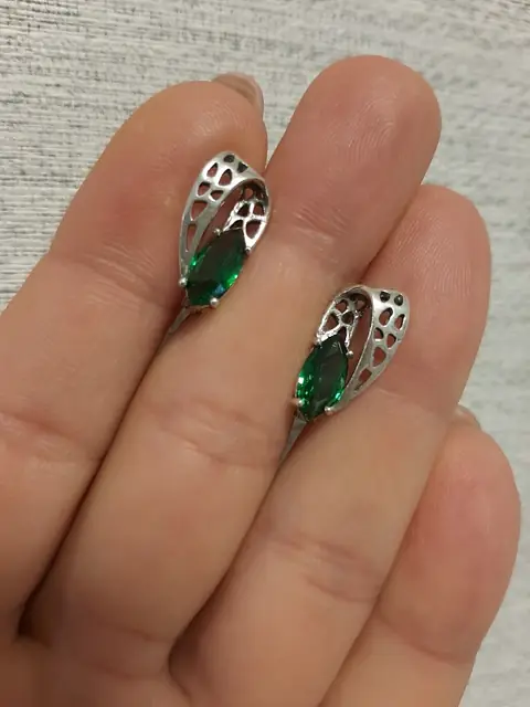 Сережки із зеленим каменем