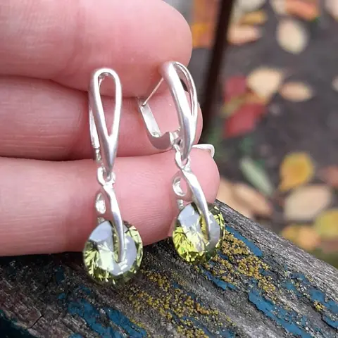 Сережки із зеленим каменем