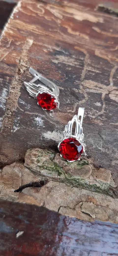 Сережки із каменем