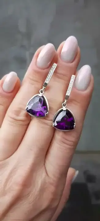 Сережки із фіолетовим каменем