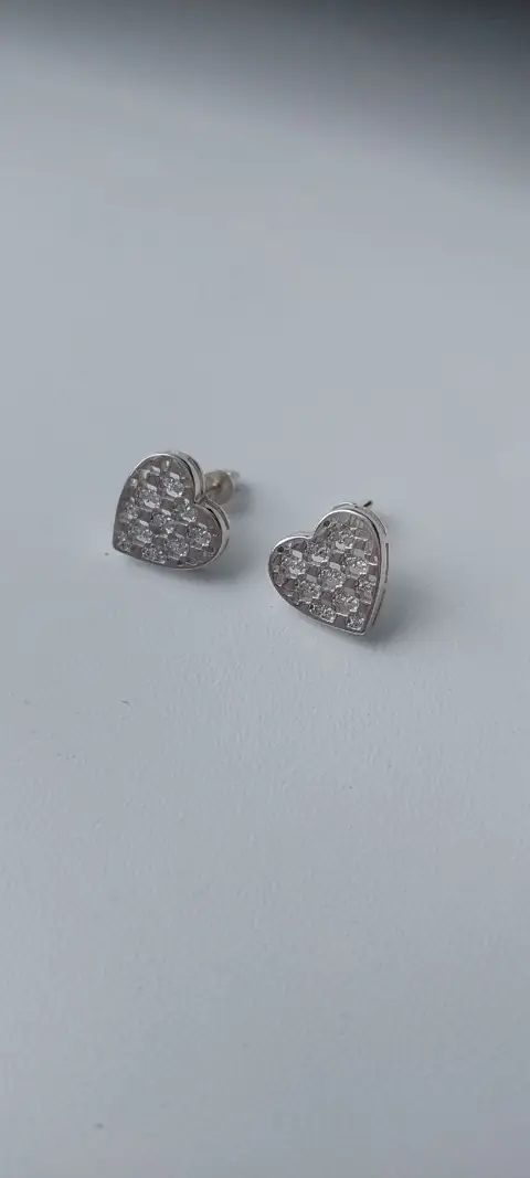 Серця з камінцями