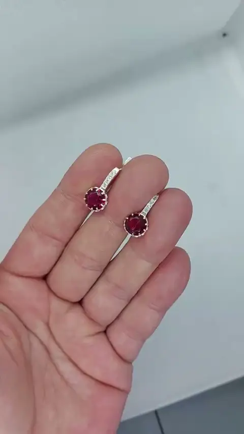 Сережки з червоними камінцями