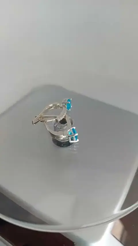 Сріблясті сережки з блакитним кристалом