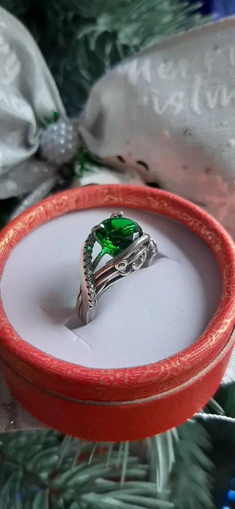 Каблучка з зеленим каменем