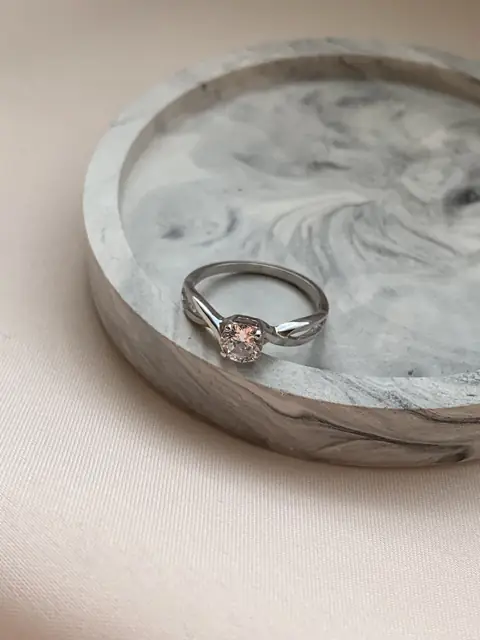 Каблучка з безкольоровим каменем