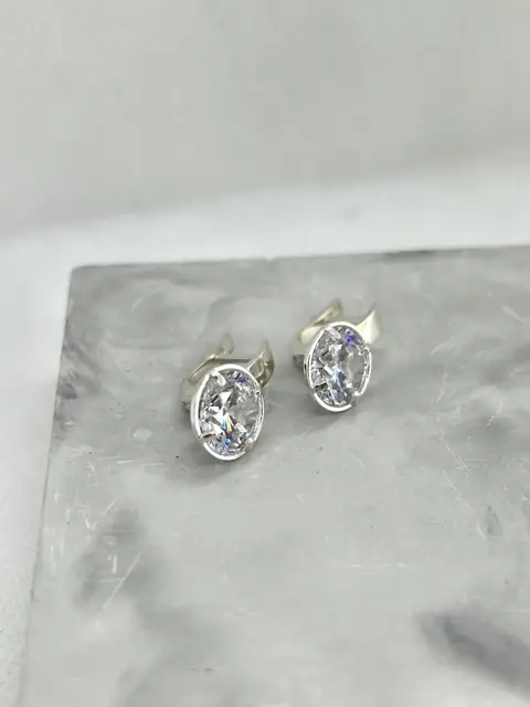 Сережки з безкольоровим каменем