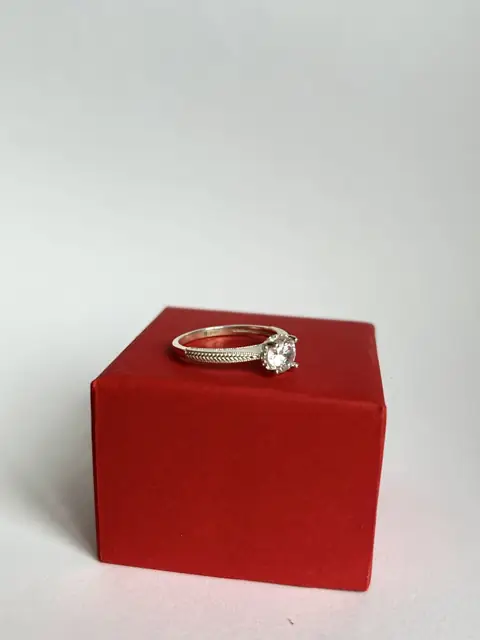 Каблучка з прозорим каменем